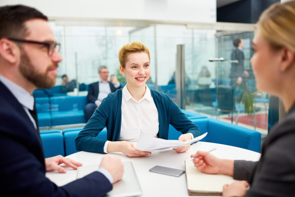 Reunião entre executivos discutindo sobre processo de recrutamento 